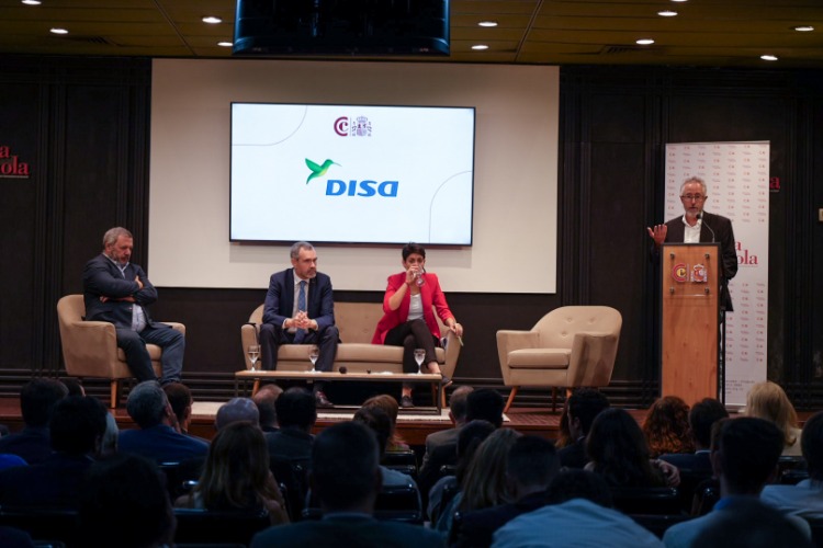 Hablando en la Cámara Española de Comercio junto a Verónica y a Mario